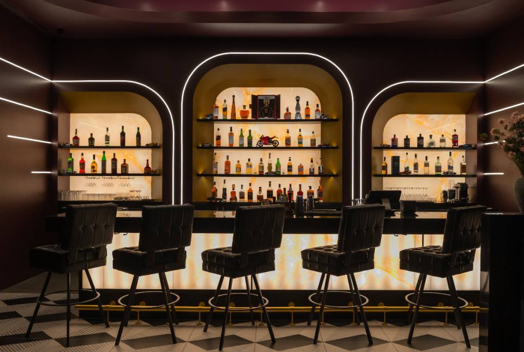 La imagen muestra la zona del bar del bar clandestino Ignition en Houston.