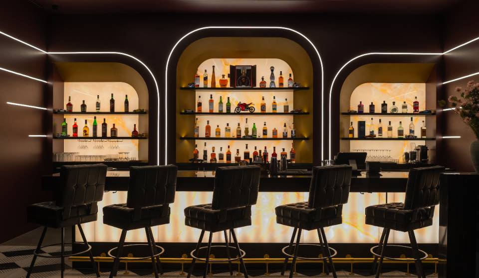 Un bar clandestino de carreras con capacidad para 50 personas, escondido tras unos volantes colgados en la pared, abre sus puertas en Sawyer Yards, en Houston