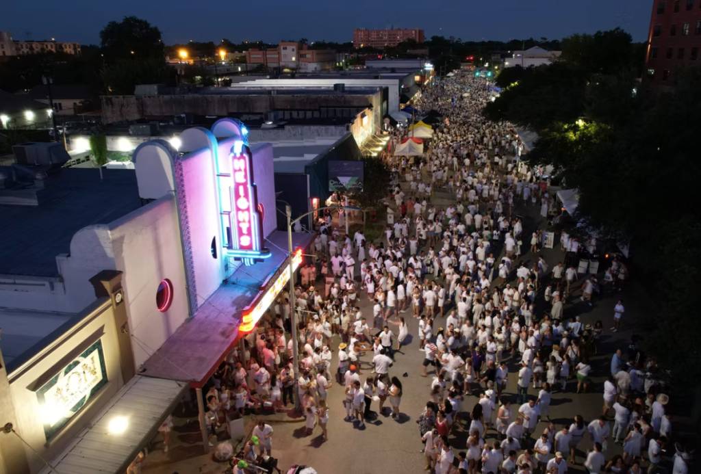 La imagen muestra una gran multitud de gente vestida de lino blanco en The Heights durante la «White Linen Night». 