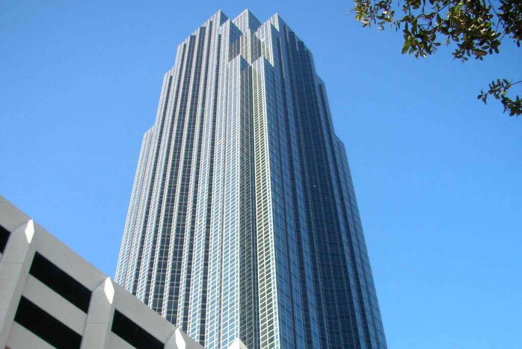 La imagen muestra la Williams Tower de Houston vista desde abajo. 