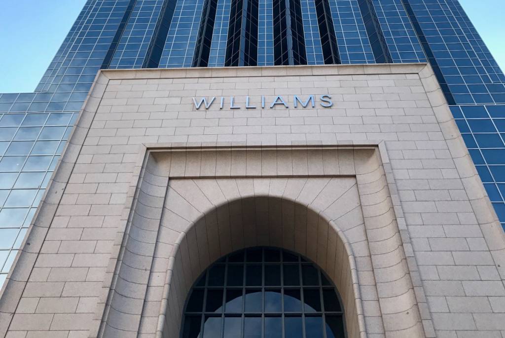 La imagen muestra el letrero de la Williams Tower en Houston. 