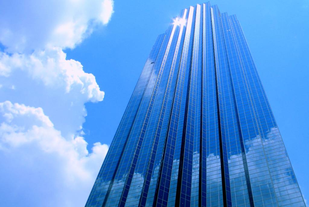 La imagen muestra la Williams Tower reflejándose contra el cielo.