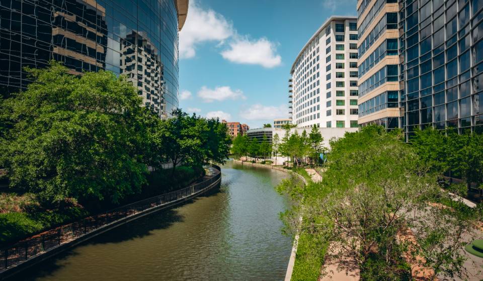 Este pintoresco canal está a solo 40 minutos de Houston, con aguas color esmeralda, barcas con forma de cisne y un impresionante ambiente europeo