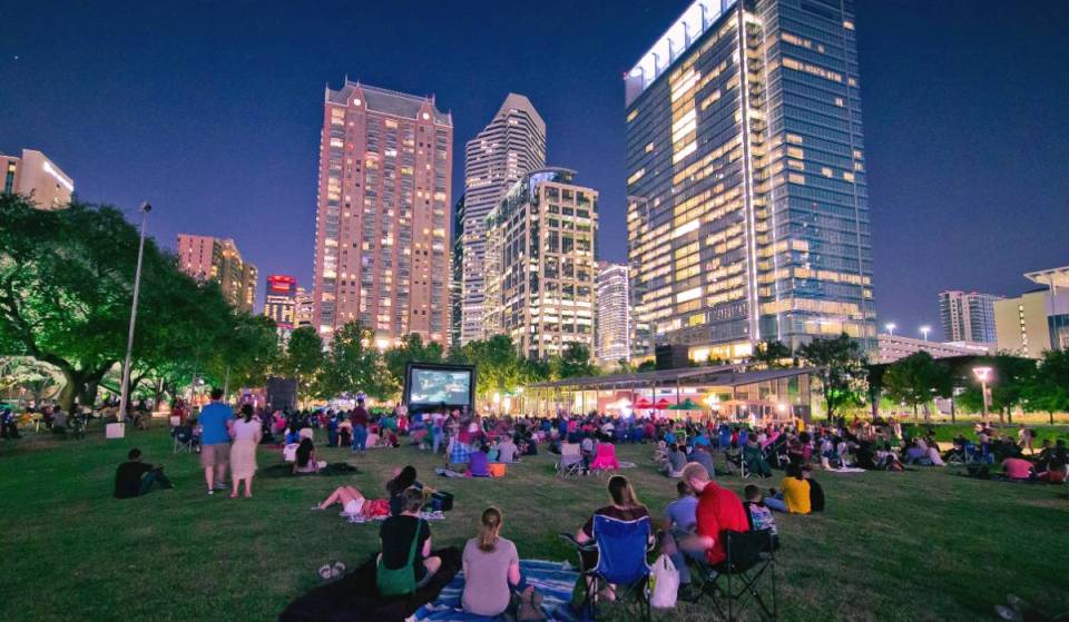 Vuelve a los parques de Houston el mejor cine de verano gratuito, con películas clásicas, céspedes al aire libre y entrada gratuita.
