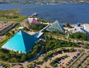 La única playa privada de arena blanca de Texas está a menos de una hora de Houston, con un río lento de 650 pies y impresionantes toboganes acuáticos