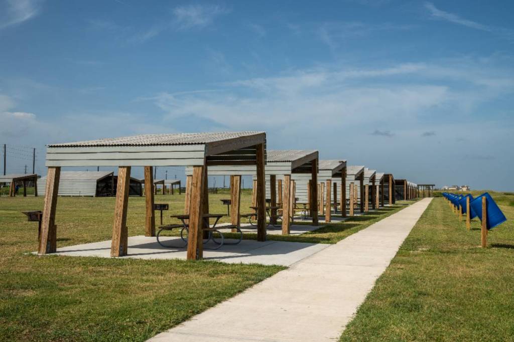 La imagen muestra los pabellones junto a la playa del Parque Estatal de la Isla de Galveston. 