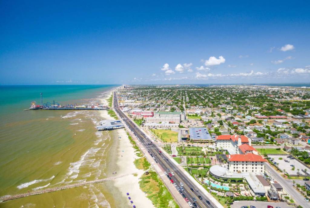 La imagen muestra la costa de Galveston desde una vista aérea.