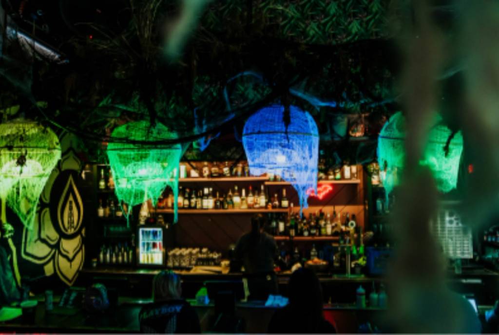 La imagen muestra el interior de un bar durante el pop-up de Black Lagoon, con su decoración y sus luminarias de ambiente tenebroso.