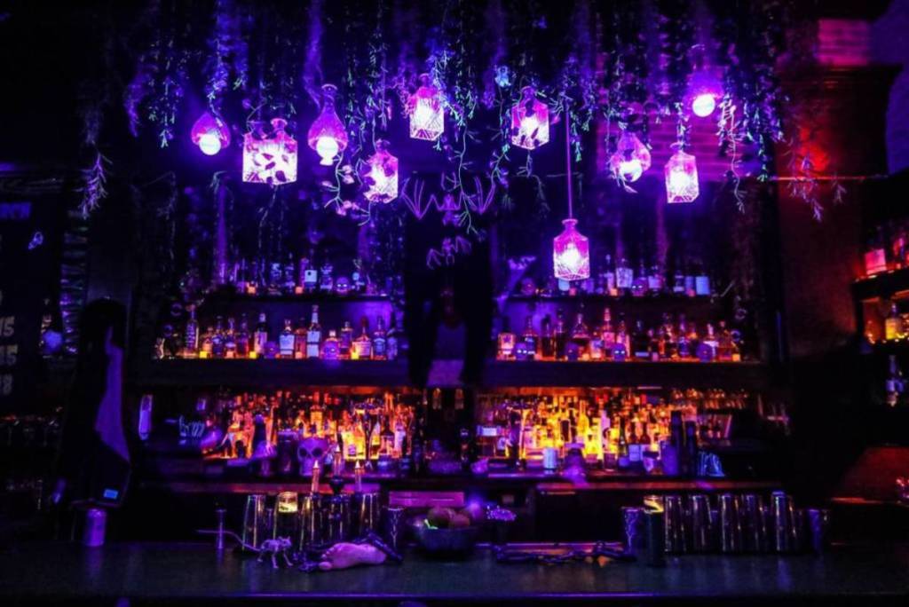 La imagen muestra el interior de un bar durante el pop-up de Black Lagoon, con su decoración y sus luminarias de ambiente tenebroso.