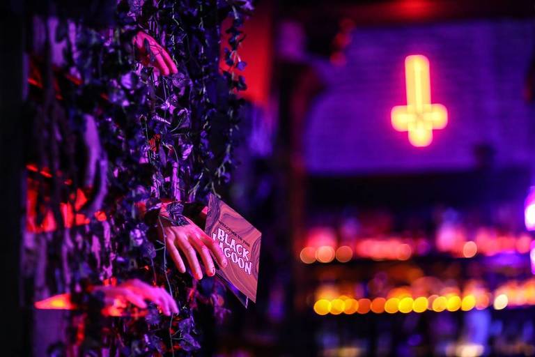 La imagen muestra elementos de decoración espeluznantes que forman parte del pop-up de Black Lagoon 