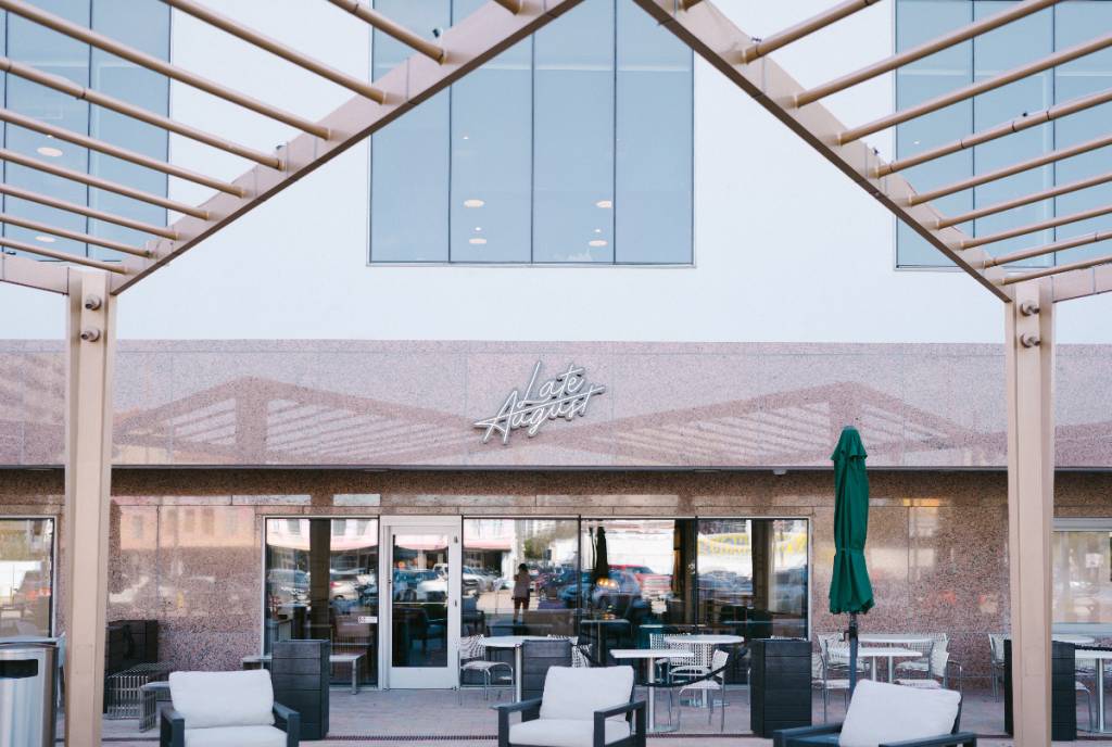 La imagen muestra el exterior del restaurante Late August en Houston.