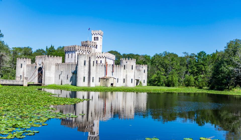 Escondido a poco más de una hora de Houston se alza un enorme castillo de estilo europeo, con puente levadizo que funciona, foso y pasadizos secretos