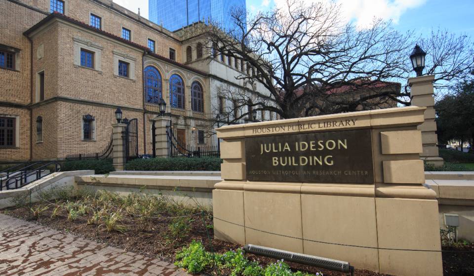 Una de las bibliotecas más antiguas y bonitas de Houston celebra este fin de semana su centenario, con ferias vintage gratuitas y acceso a una arquitectura única.