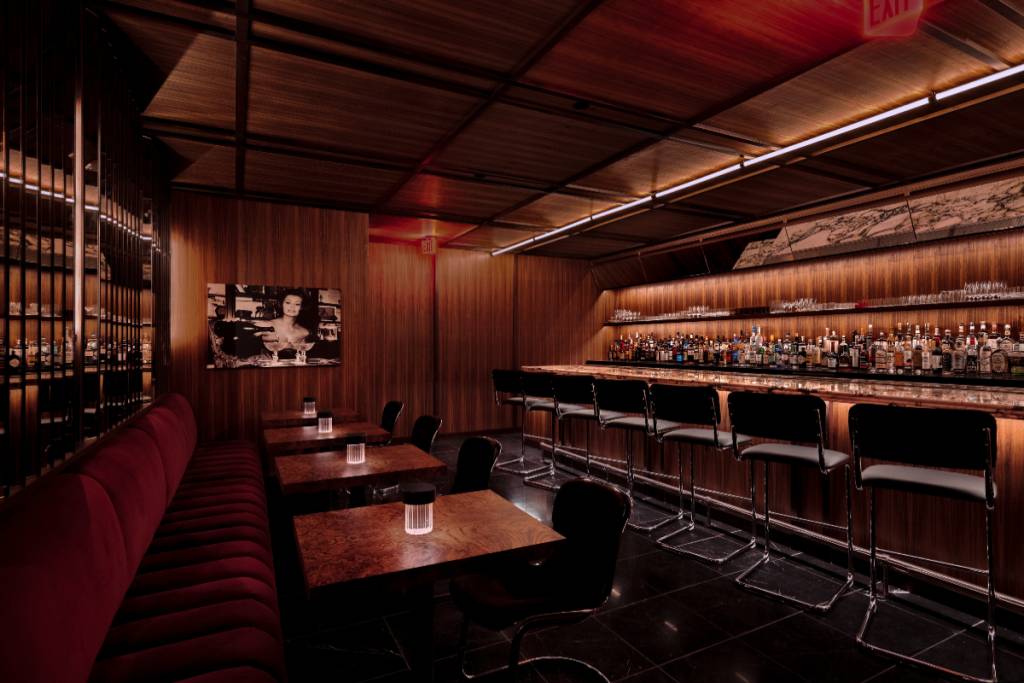 La imagen muestra el interior de Angie's Bar.