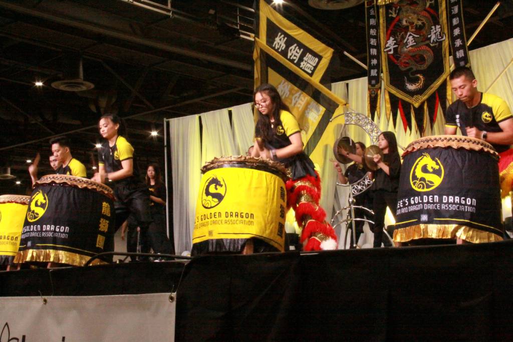 La imagen muestra una actuación de percusión en el Festival Cultural Vietnamita de Houston. 