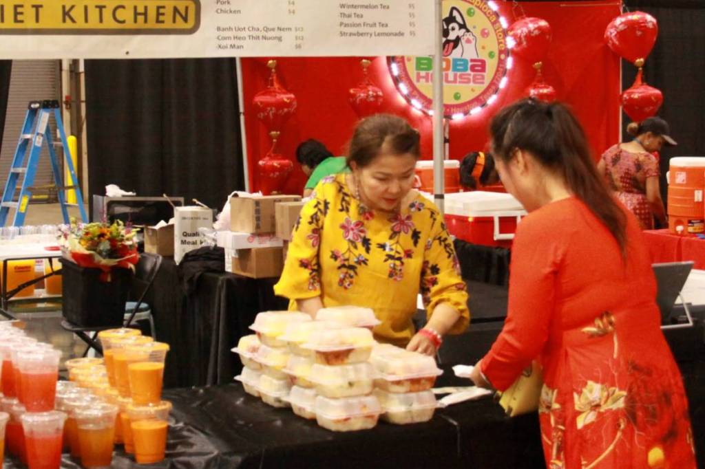 La imagen muestra un puesto de comida en el Festival Cultural Vietnamita de Houston. 