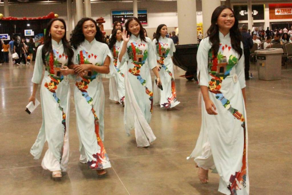 La imagen muestra a un grupo de mujeres con trajes tradicionales vietnamitas asistiendo al Festival Cultural de Vietnam en Houston.