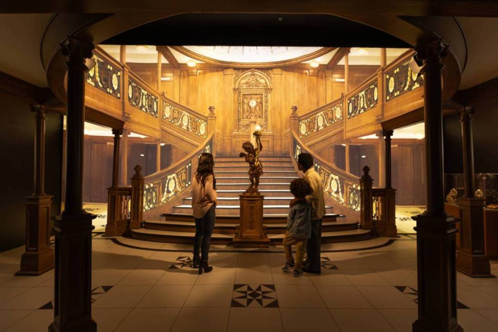 Por dentro del increíble y nuevo viaje inmersivo del Titanic en Houston: recorre habitaciones recreadas a tamaño real y explora los famosos restos del naufragio a 2,5 millas de profundidad en realidad virtual
