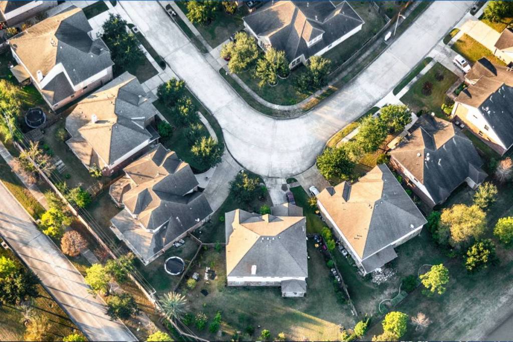 La imagen muestra varias casas a vista de pájaro. 