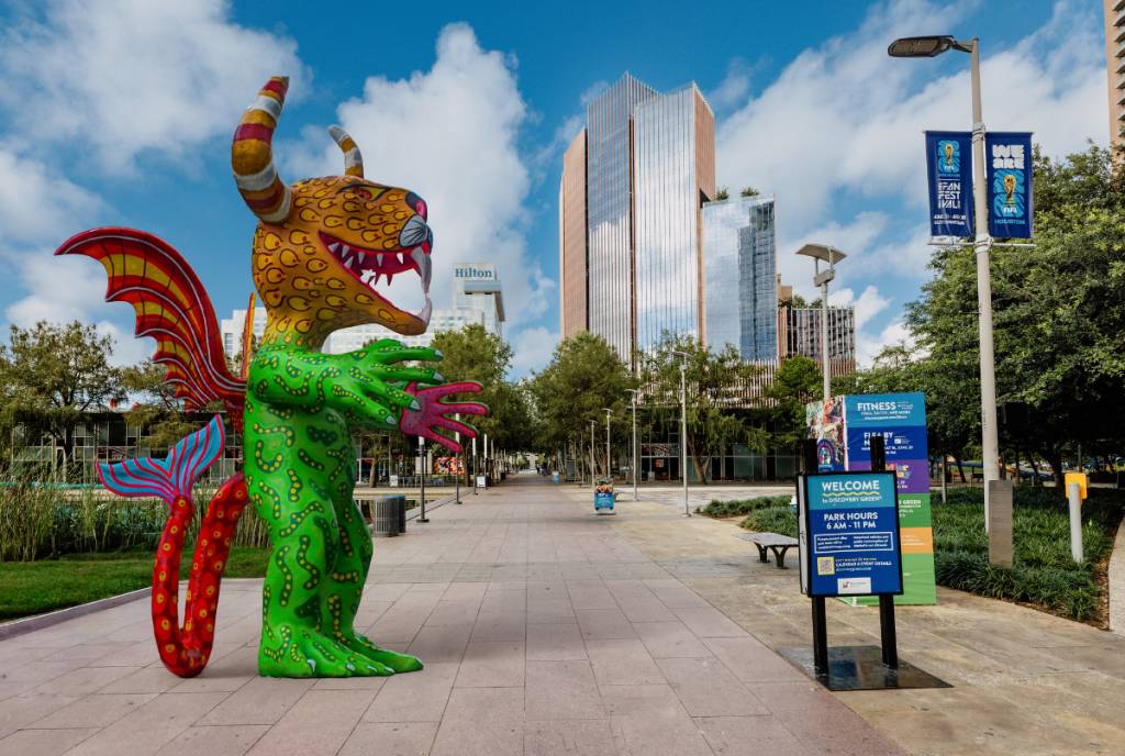La imagen muestra una gran escultura de estilo mexicano en Discovery Green.