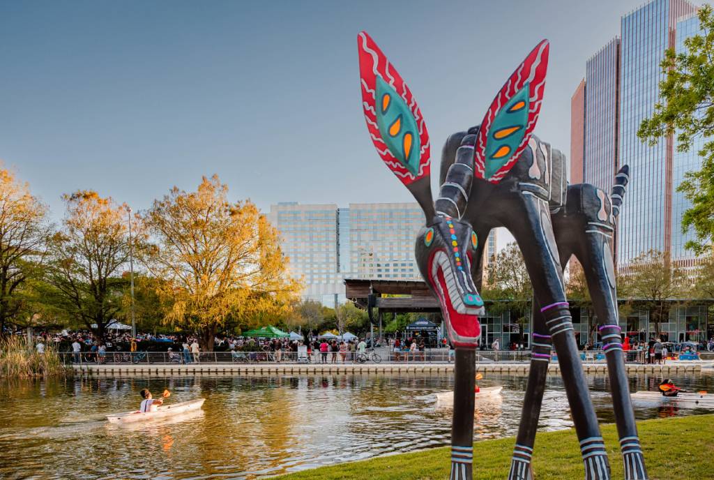 La imagen muestra una gran escultura de estilo mexicano en Discovery Green.