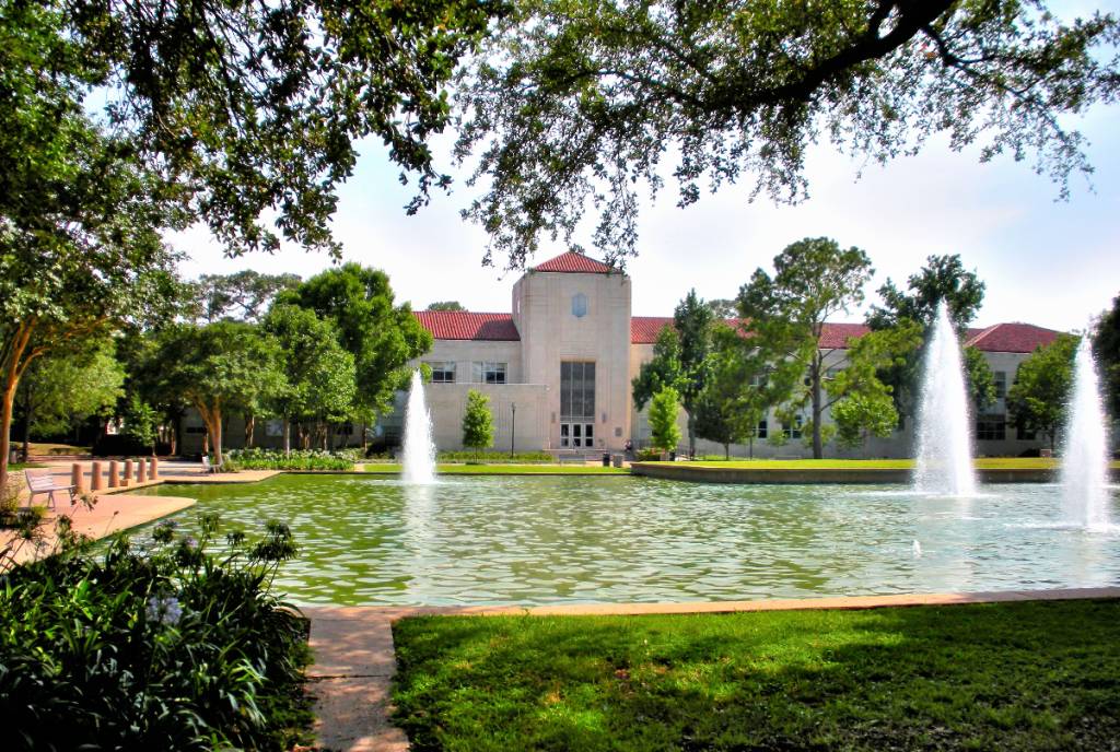La imagen muestra el edificio Roy Gustav Cullen de la Universidad de Houston.