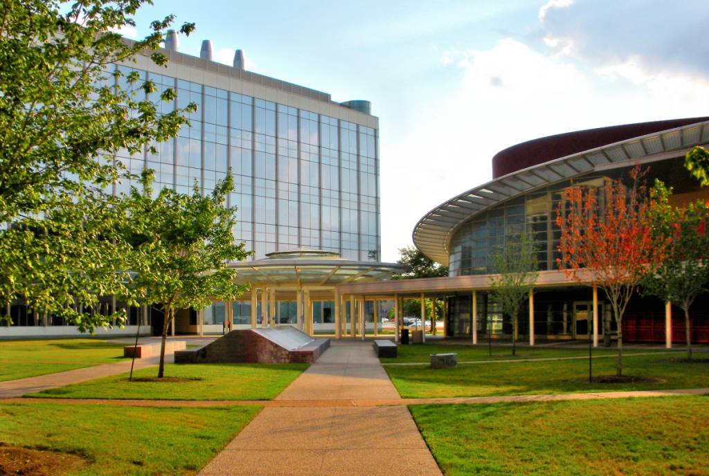 La imagen muestra los edificios de Ciencias e Ingeniería de la Universidad de Houston.