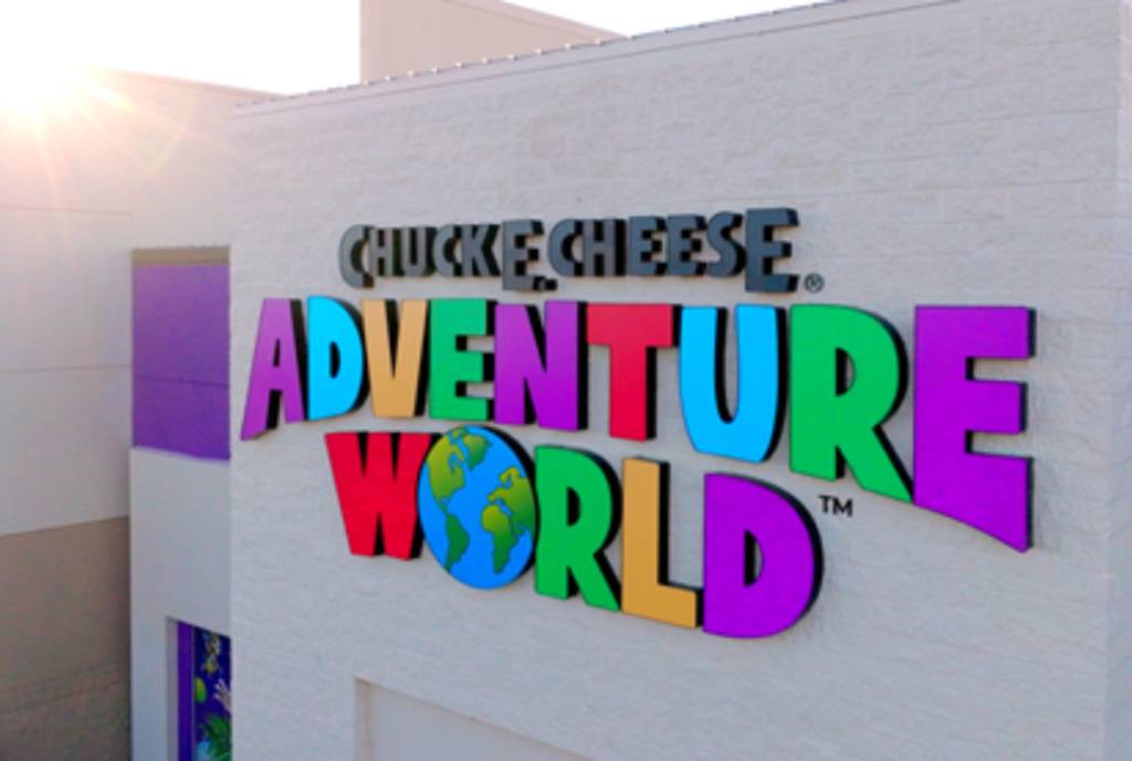 La imagen muestra el letrero de Chuck E. Cheese. Adventure World.