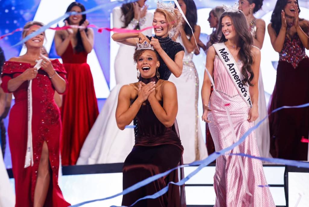 La imagen muestra a las concursantes de Miss América.