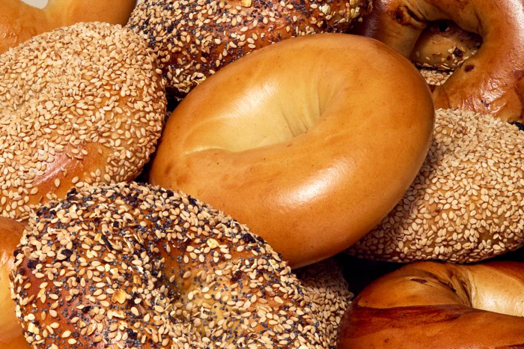 La imagen muestra una selección de bagels.