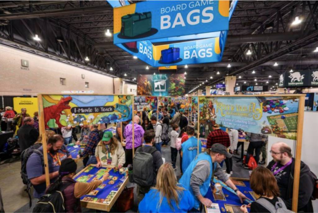 La imagen muestra a una multitud de asistentes al festival PAX Unplugged.