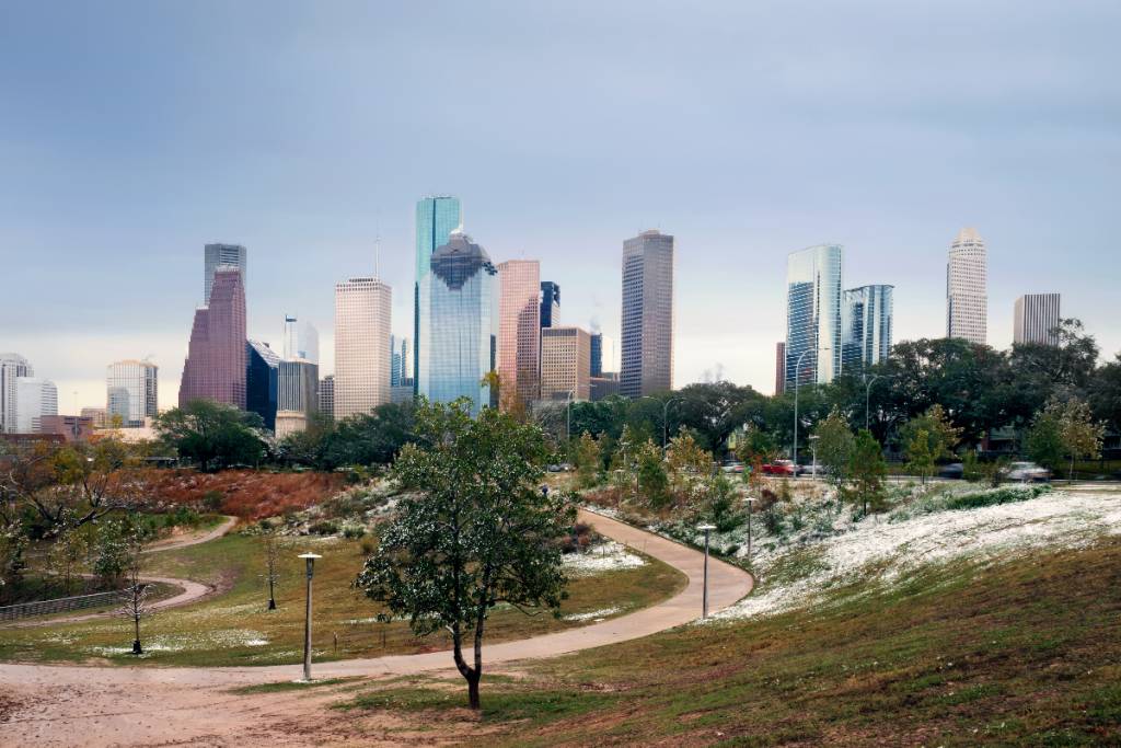 La imagen muestra una ligera nevada en el Buffalo Bayou Park de Houston.