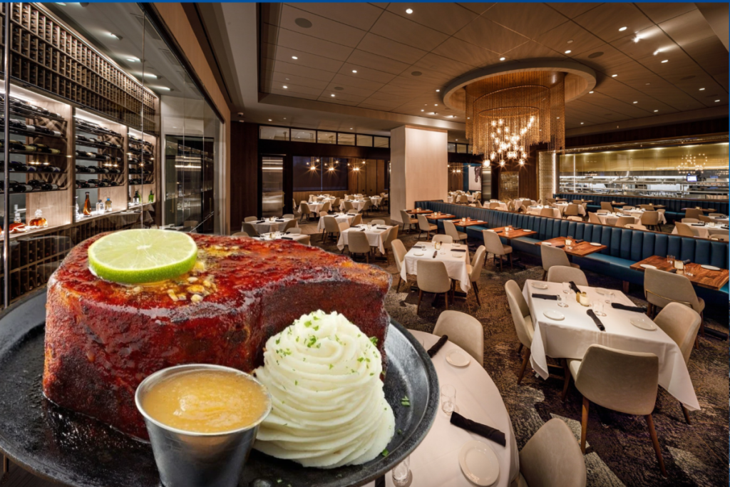 La imagen muestra la famosa chuleta de cerdo de Perry’s Steakhouse junto con una foto del comedor.