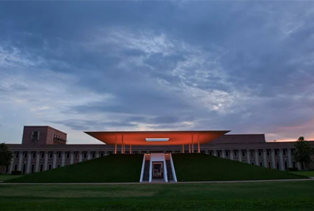 La imagen muestra el Skyspace «Twilight Epiphany», de James Turrell, iluminado al atardecer.
