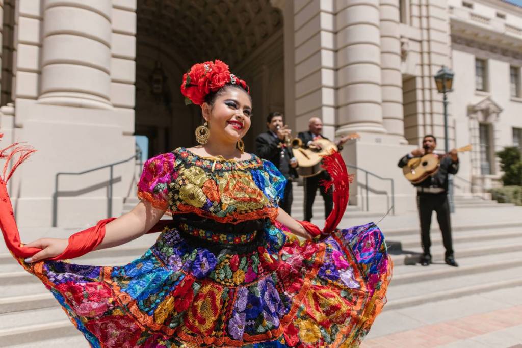 Houston se llena de enormes festivales callejeros gratuitos con motivo del Mes de la Herencia Hispana: aquí te contamos dónde celebrarlo, desde un animado desfile en el centro hasta conciertos en directo gratuitos