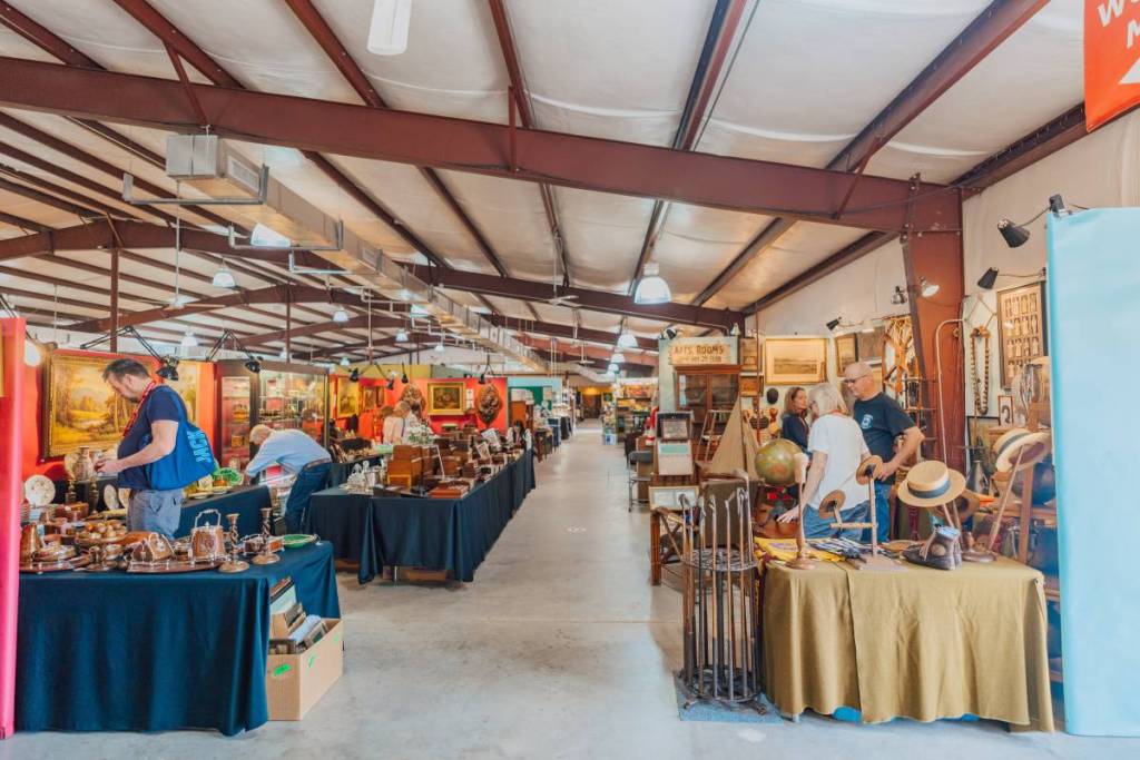 La imagen muestra el interior de uno de los recintos de la Feria Original de Antigüedades de Round Top. 