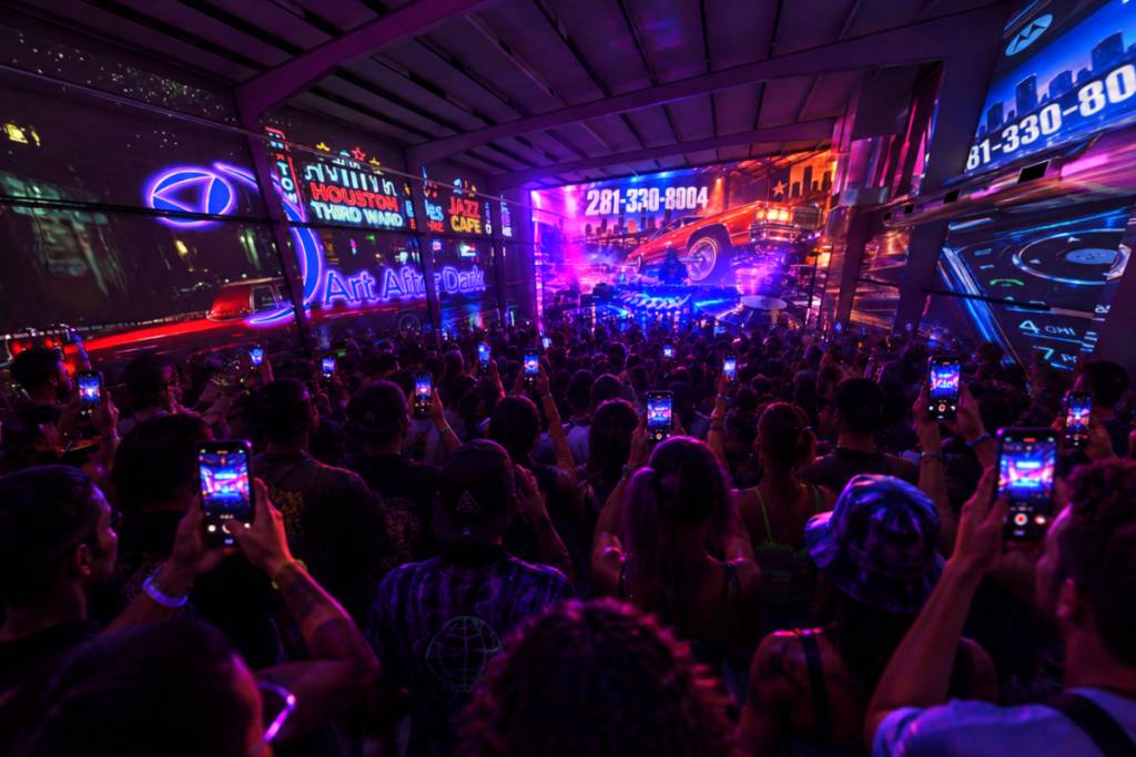 La imagen muestra el evento «Art After Dark» en Silver Street Studios.
