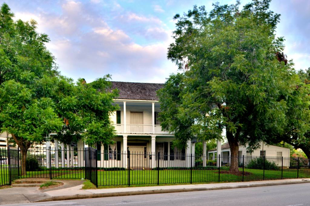 Image shows the Kellum-Noble House in Houston.