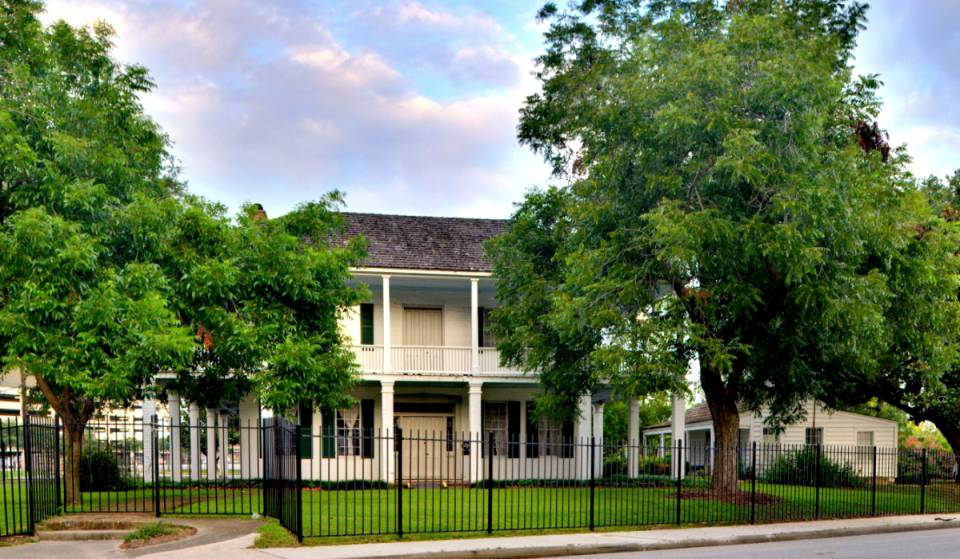 Enclavada en un parque del centro de Houston, la casa más antigua de la ciudad esconde una historia embrujada y un increíble museo al aire libre
