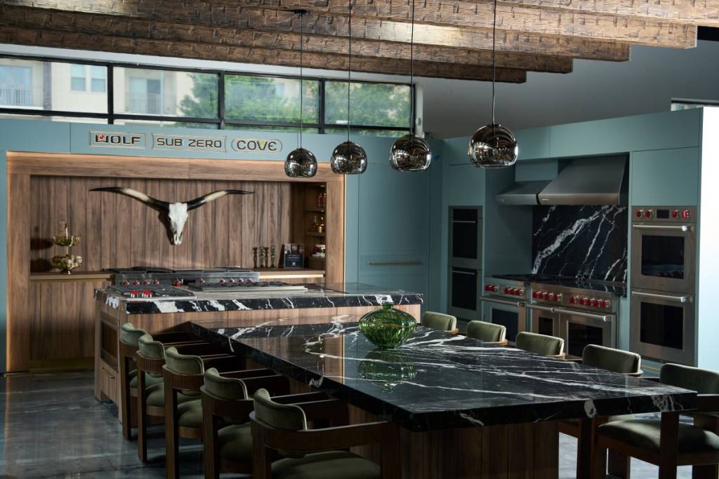 10 consejos de expertos: AJ Madison abre una enorme sala de exposición de 16 000 pies cuadrados en Houston, repleta de cocinas de lujo en funcionamiento y grandes ofertas en electrodomésticos