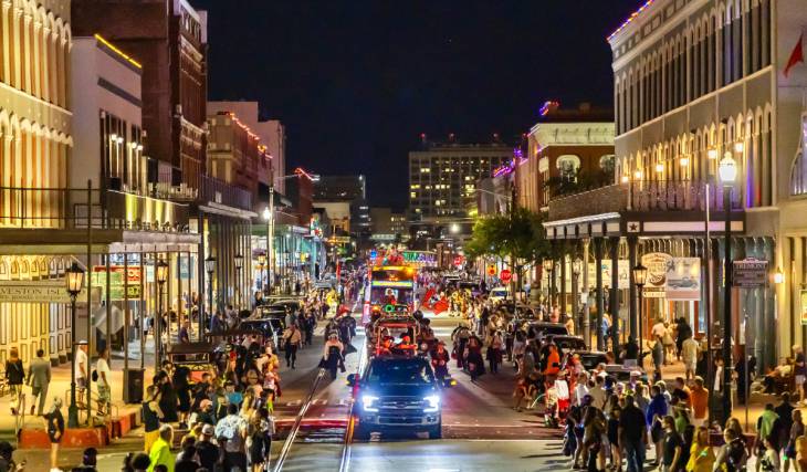 Con más de 30 bandas fascinantes y carrozas muy elaboradas, un desfile de Halloween va a colapsar el distrito histórico de Strand en Galveston este fin de semana, a solo una hora de Houston