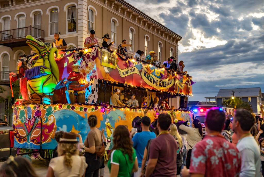 La imagen muestra una carroza durante el «Mystical Parade of Boo» en Galveston, Texas.
