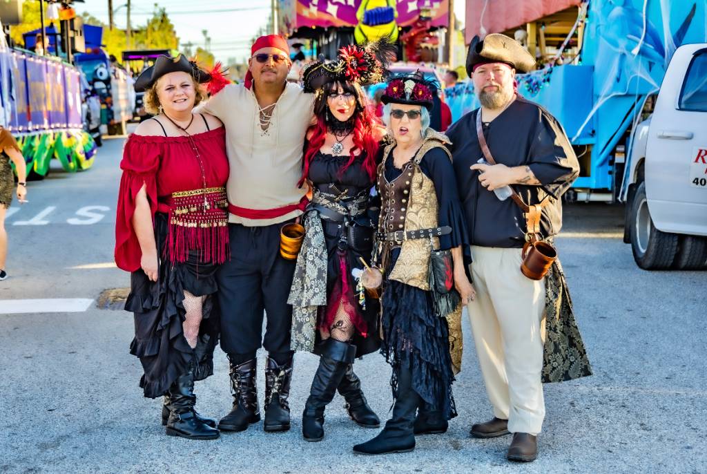 La imagen muestra a un grupo de personas disfrazadas durante el «Mystical Parade of Boo» en Galveston, Texas.