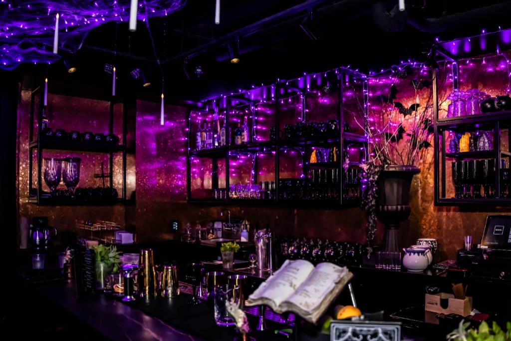 La imagen muestra la espeluznante decoración del «bar clandestino» de la planta superior de Cursed Cauldron.