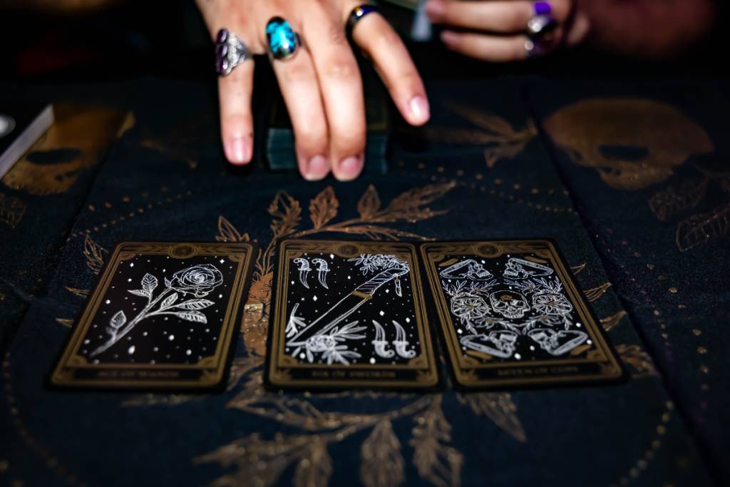 La imagen muestra una fila de cartas del tarot.