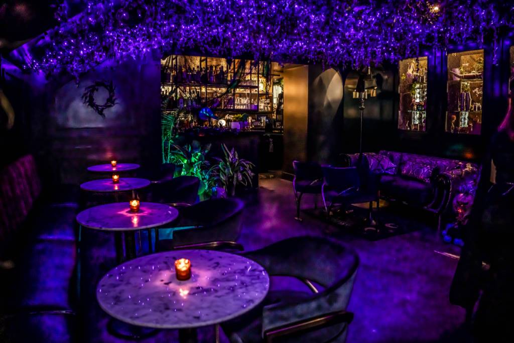 La imagen muestra la inquietante decoración de la tienda temporal «Cursed Cauldron» en Houston.