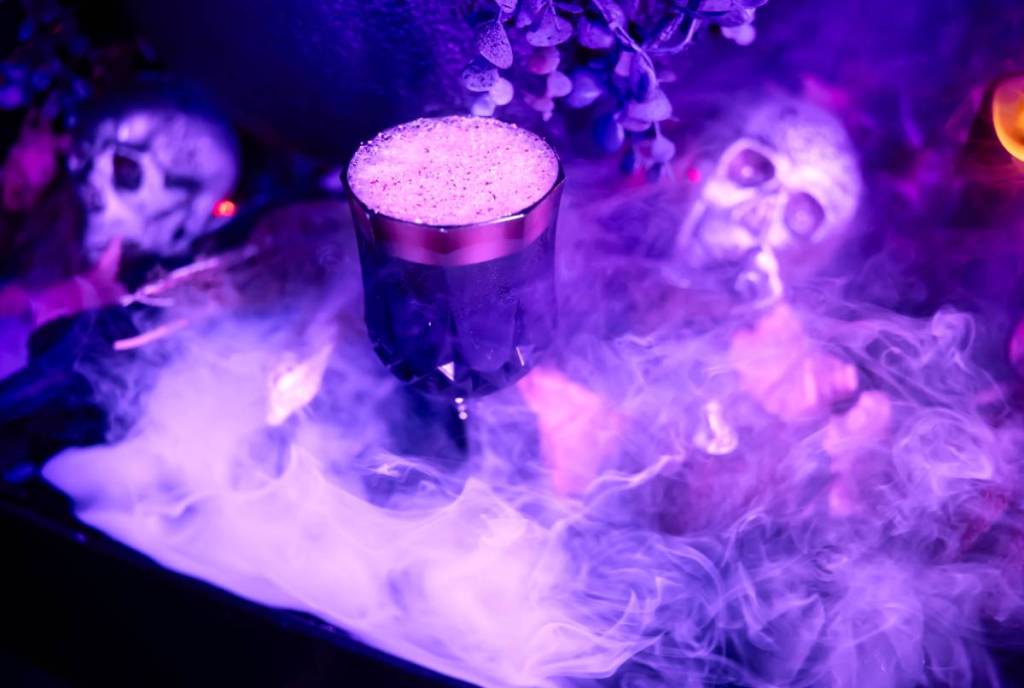 La imagen muestra un «Hexpress Martini» tal y como se sirve en «Cursed Cauldron».
