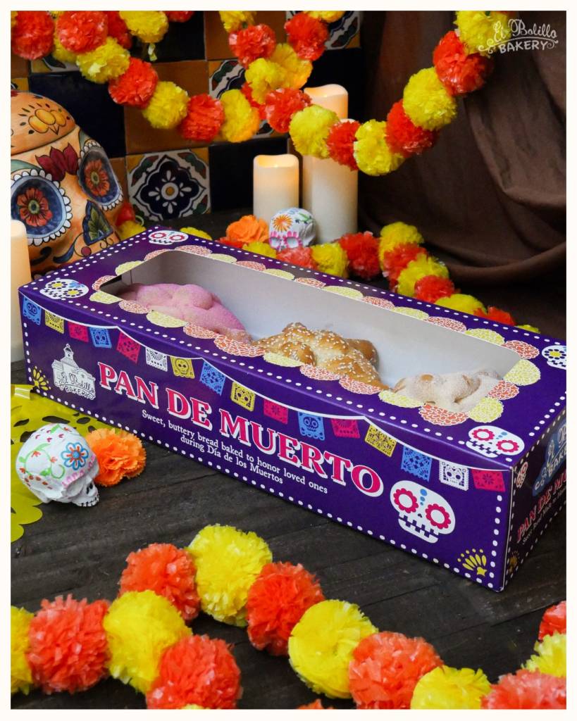 La imagen muestra una caja de pan de muerto de El Bolilo Bakery en Houston.