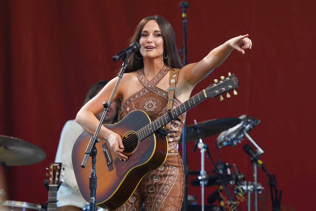 La imagen muestra a Kacey Musgraves actuando.