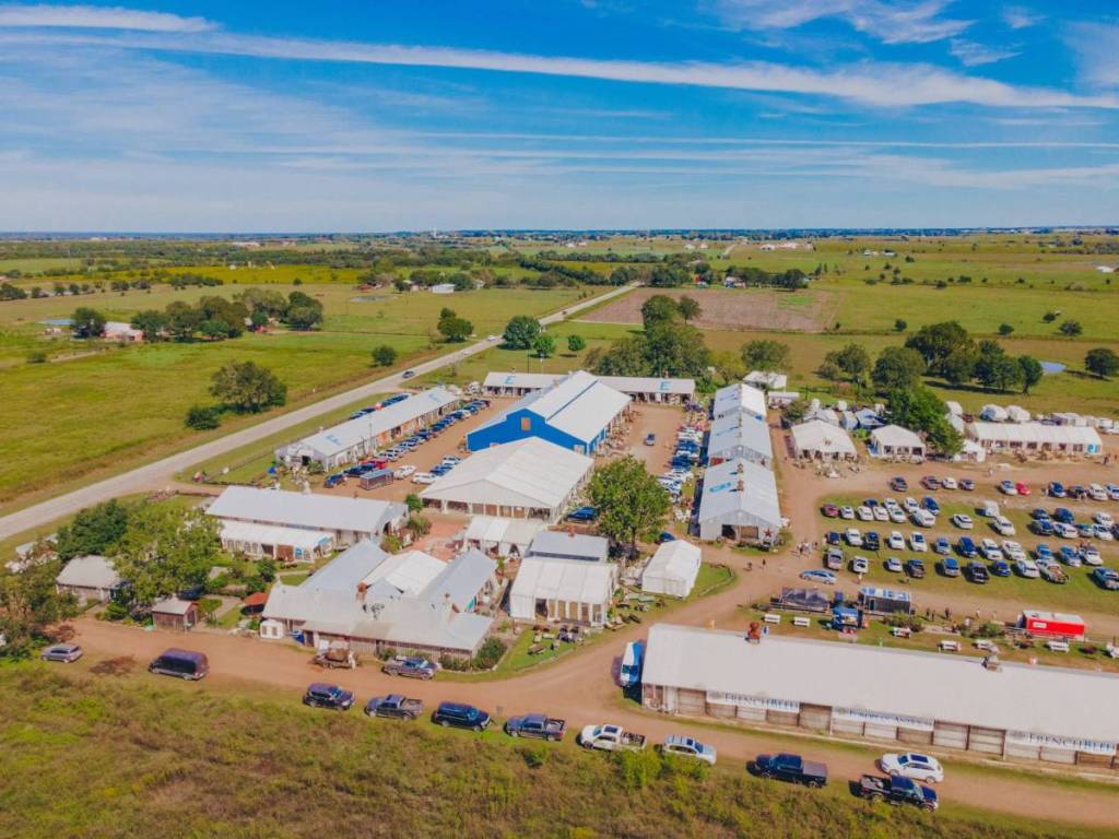 La imagen muestra una foto tomada con dron de Blue Hills, en Round Top. 
